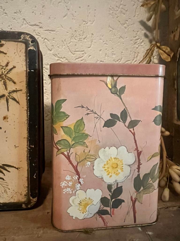 Oud vintage roze bloemenblik blik blikje bloemen brocante, Verzamelen, Blikken, Ophalen of Verzenden, Zo goed als nieuw, Overige