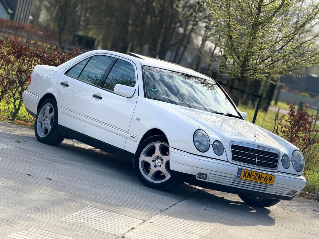 Mercedes-Benz E200 W210  Zeldzaam Leder Nap Pano Nette Auto, Automaat, Achterwielaandrijving, Zwart, 4 cilinders