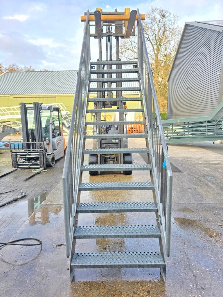 Stalen trap gegalv. Hoog 2,77 mtr. Nob186, Doe-het-zelf en Verbouw, Ladders en Trappen, Ophalen, 2 tot 4 meter