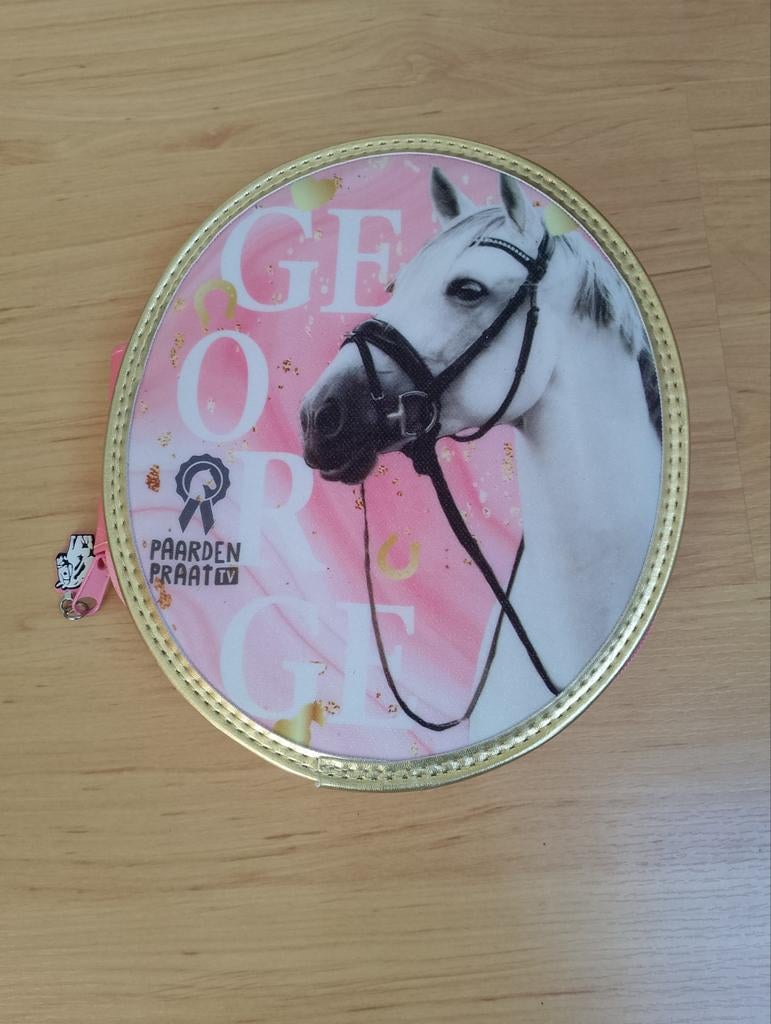 Paardenpraat etui George met inhoud, Ophalen