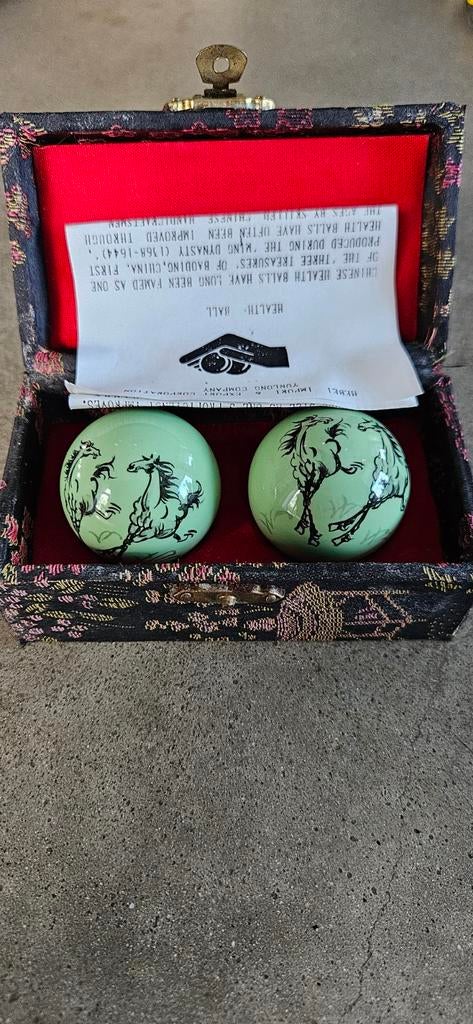Chinese gezondheidsballen met paardenmotief in doosje, Antiek en Kunst, Antiek | Woonaccessoires, Ophalen of Verzenden
