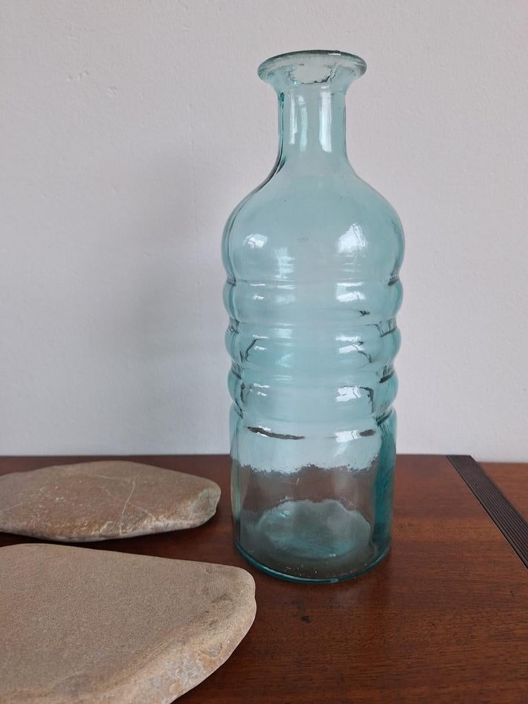 Sierlijke waterfles dik blauwgroen glas, Overige kleuren, Ophalen of Verzenden, Minder dan 50 cm, Glas