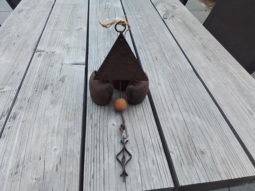 Antieke windgong van koeienbellen, Antiek en Kunst, Curiosa en Brocante, Ophalen of Verzenden