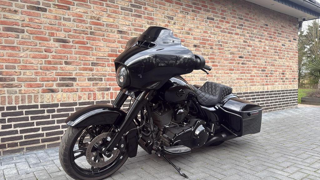 Harley Davidson 103 FLHX Street Glide CVO Blackout Streetgli, Motoren, Motoren | Harley-Davidson, Laan van Vredenoord 33
2289 DA  Rijswijk, NL