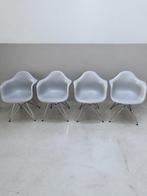 4 x originele Vitra Eames DAR stoelen in de kleur lichtgrijs, Huis en Inrichting, Overige materialen, Ophalen of Verzenden, Zo goed als nieuw