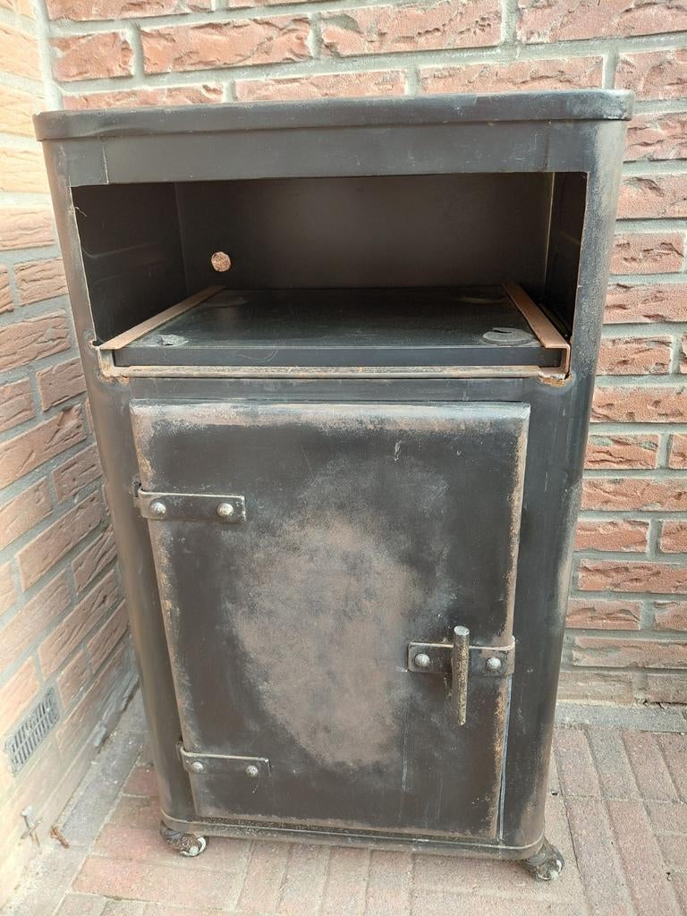 Metalen kastje van oude kachel., Tuin en Terras, Ophalen, IJzer