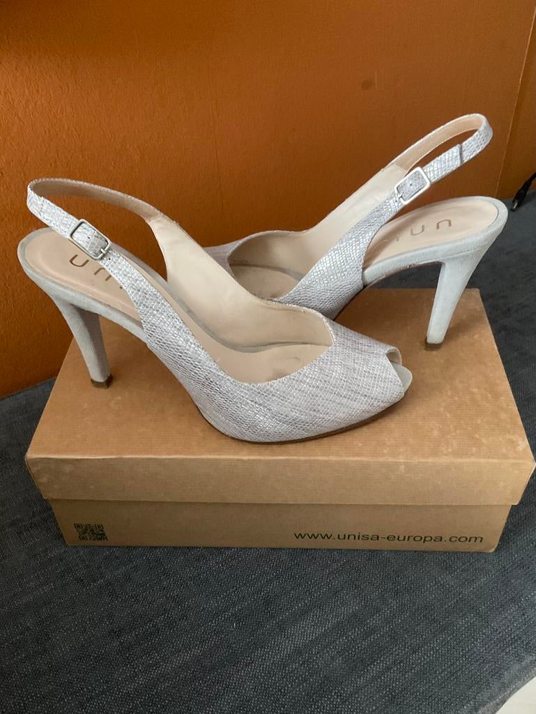 UNISA elegante pumps 41 als nieuw, Kleding | Dames, Schoenen, Pumps, Ophalen of Verzenden, Zo goed als nieuw, Grijs