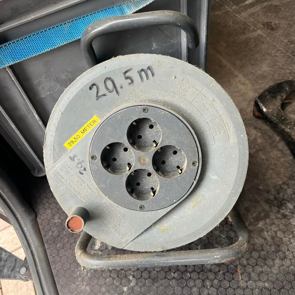 Stroomhaspel met 29.5 meter snoer en 4 stopcontacten, Ophalen of Verzenden, Gebruikt, Overige typen