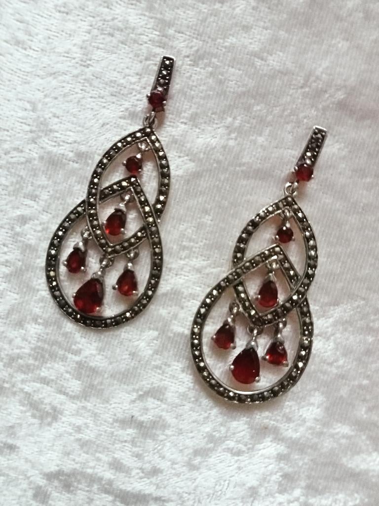 Prachtige Lange Zilveren Oorstekers met Granaten en Markesie, Sieraden, Tassen en Uiterlijk, Antieke sieraden, Verzenden, Zilver
