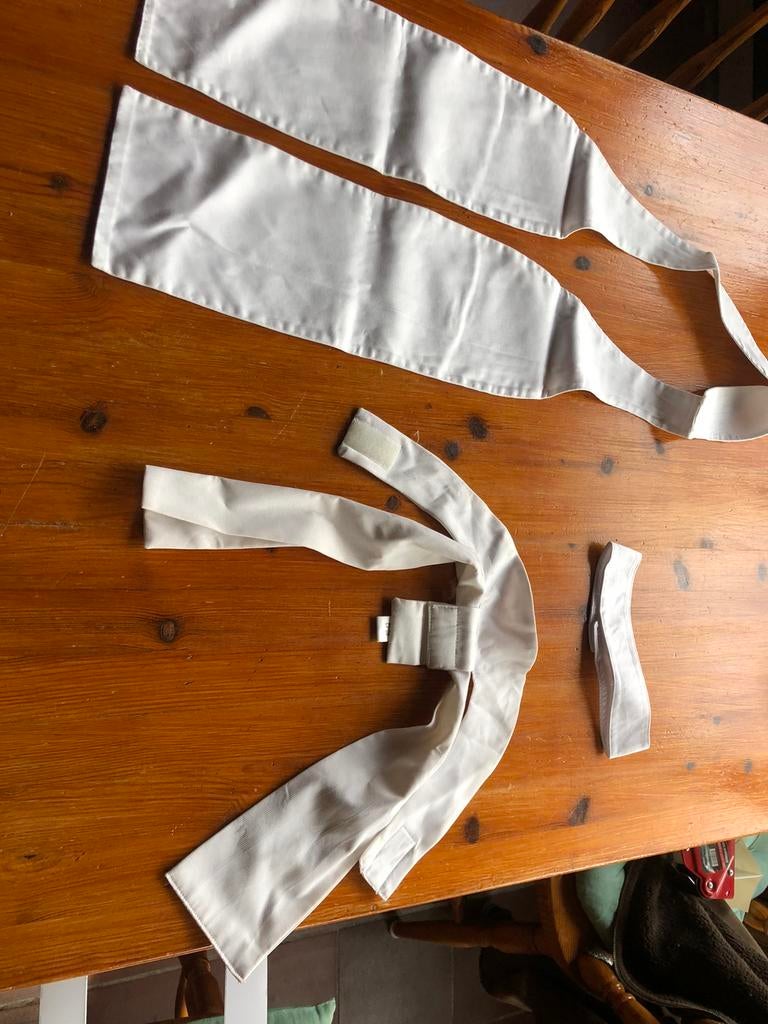 2x plastron voor concours hippique, gratis, Ophalen, Nieuw, Dressuur