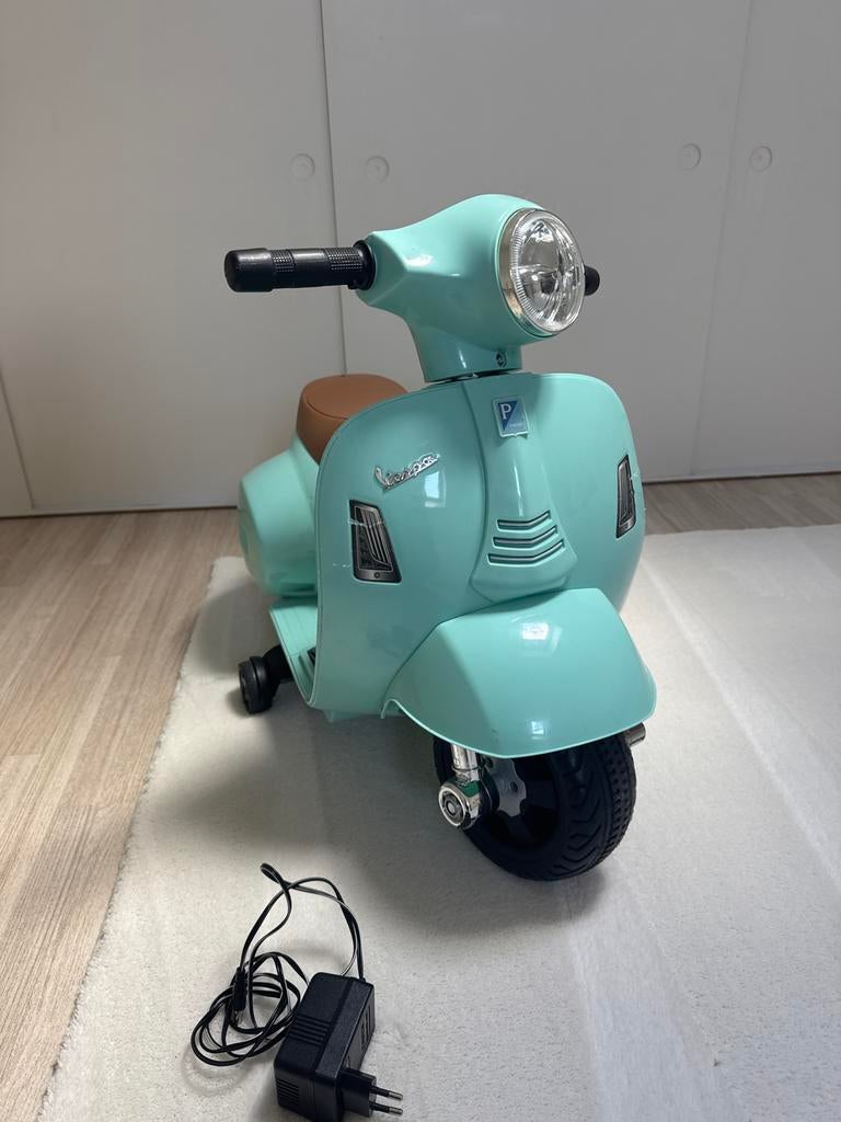 Speelgoed Vespa op accu, Ophalen, Zo goed als nieuw