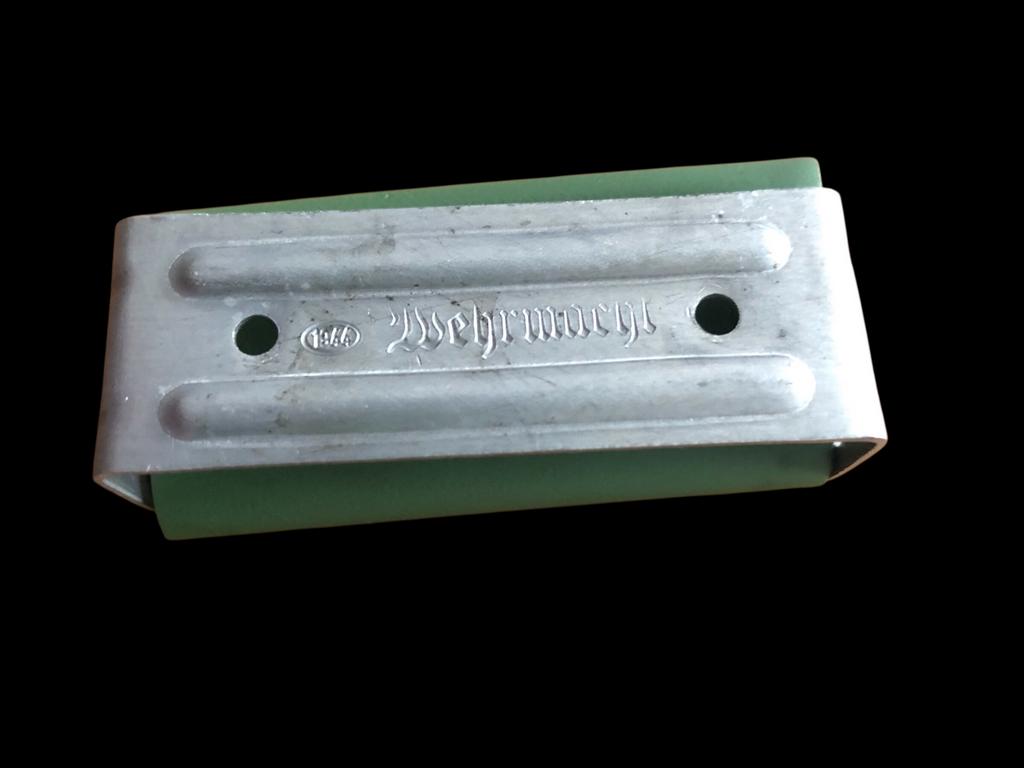 WW2 Wehrmacht 1944 sigarettenroller, Ophalen of Verzenden, Duitsland, Embleem of Badge