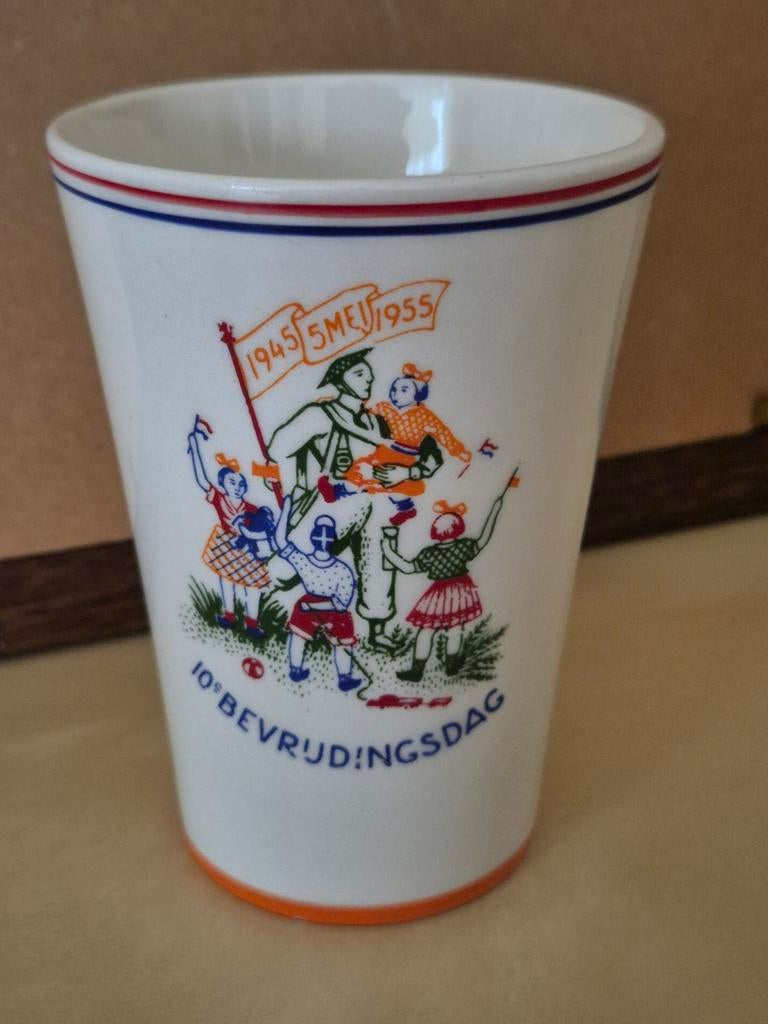Beker 10e Bevrijdingsdag 1955 P. Regout, Ophalen of Verzenden