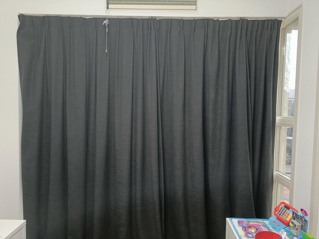 Twee zwarte gordijnen 300x150 cm, Huis en Inrichting, Stoffering | Gordijnen en Lamellen, Ophalen of Verzenden