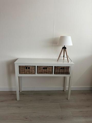 Witte sidetable met manden beschikbaar voor biedingen