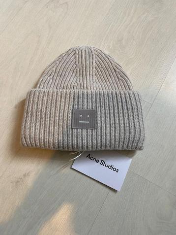 Acne studios muts taupe beschikbaar voor biedingen