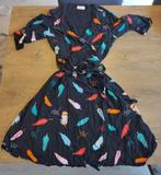 sugerhill brighton omslagjurk met veren, Kleding | Dames, Jurken, Zwart, Nieuw, Boven de knie, Ophalen