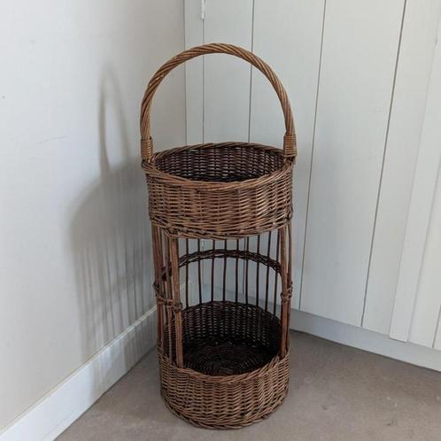 Hoge vintage rieten mand staander voor flessen en/of planten, Verzamelen, Retro, Huis en Inrichting, Ophalen of Verzenden