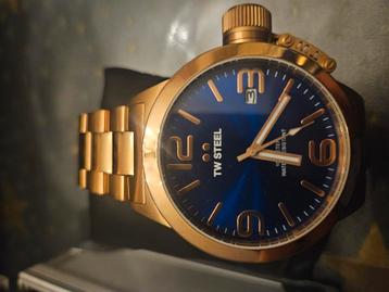 Tw steel goudkleurig horloge met blauwe wijzer plaat  beschikbaar voor biedingen
