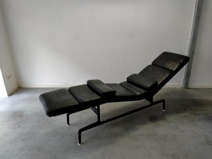Eames chaise longue ES 106 Herman Miller, Huis en Inrichting, Fauteuils, Gebruikt, Leer, Metaal, 125 cm of meer, Minder dan 75 cm
