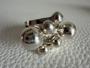 M115/ Grote Zilveren MODERNIST ring  Bollen 17 1/2 beschikbaar voor biedingen