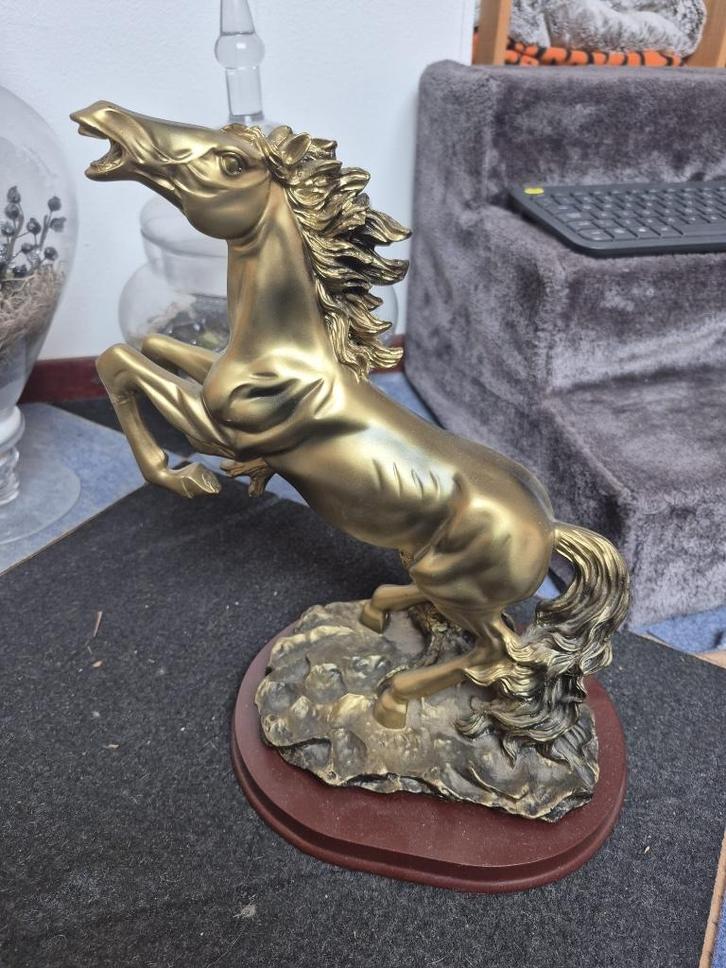 Goudkleurige Paardensculptuur – Elegant & Dynamisch Design, Huis en Inrichting, Woonaccessoires | Overige, Ophalen
