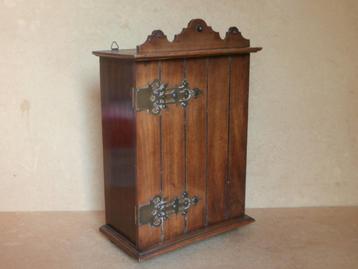 Oud hangkastje wandkastje hang kastje medicijnkastje koper beschikbaar voor biedingen