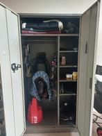 Stalen zadelkast, Dieren en Toebehoren