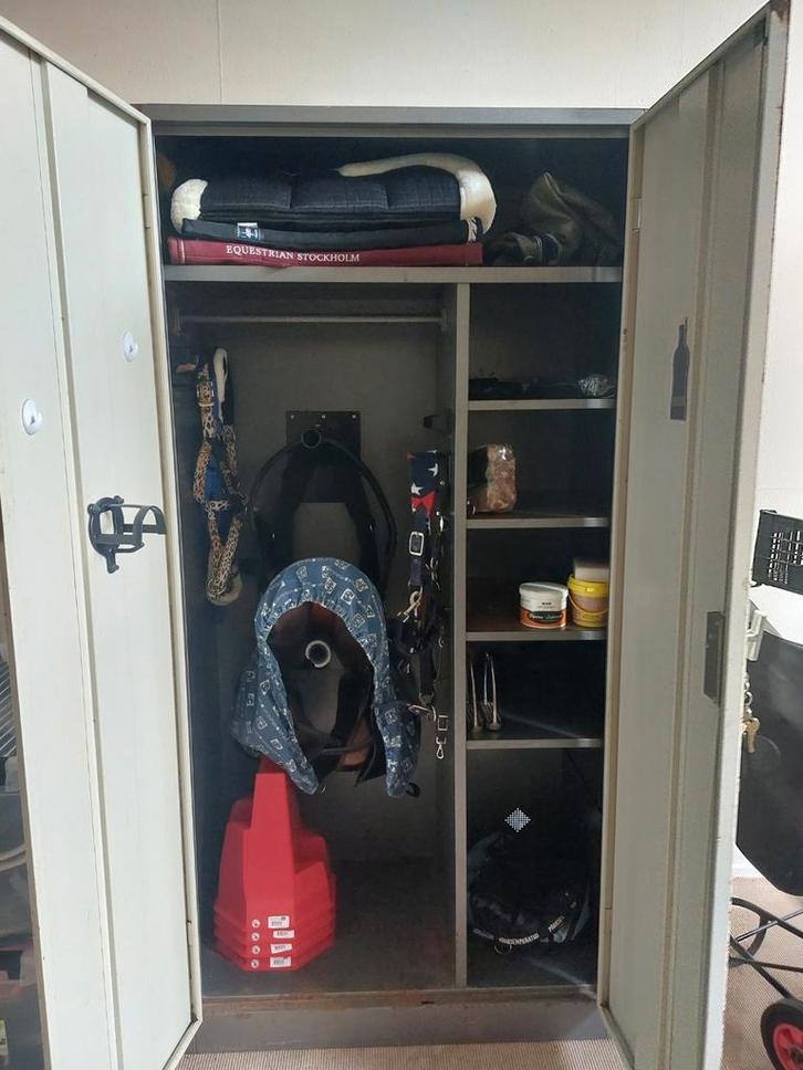 Stalen zadelkast, Dieren en Toebehoren, Stalling en Weidegang