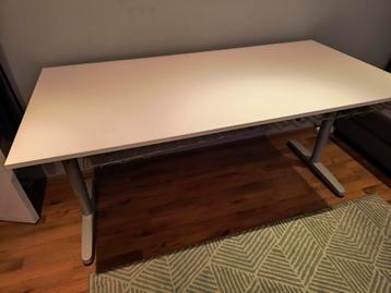 Stevig Ikea Galant bureau. - afbeelding 1