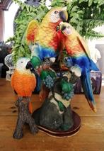 Beeldjes papegaaien op stam papegaai steen mooie kleuren, Ophalen of Verzenden