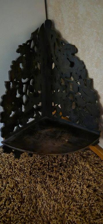 Houten Hoekplank met Uitgesneden Details beschikbaar voor biedingen