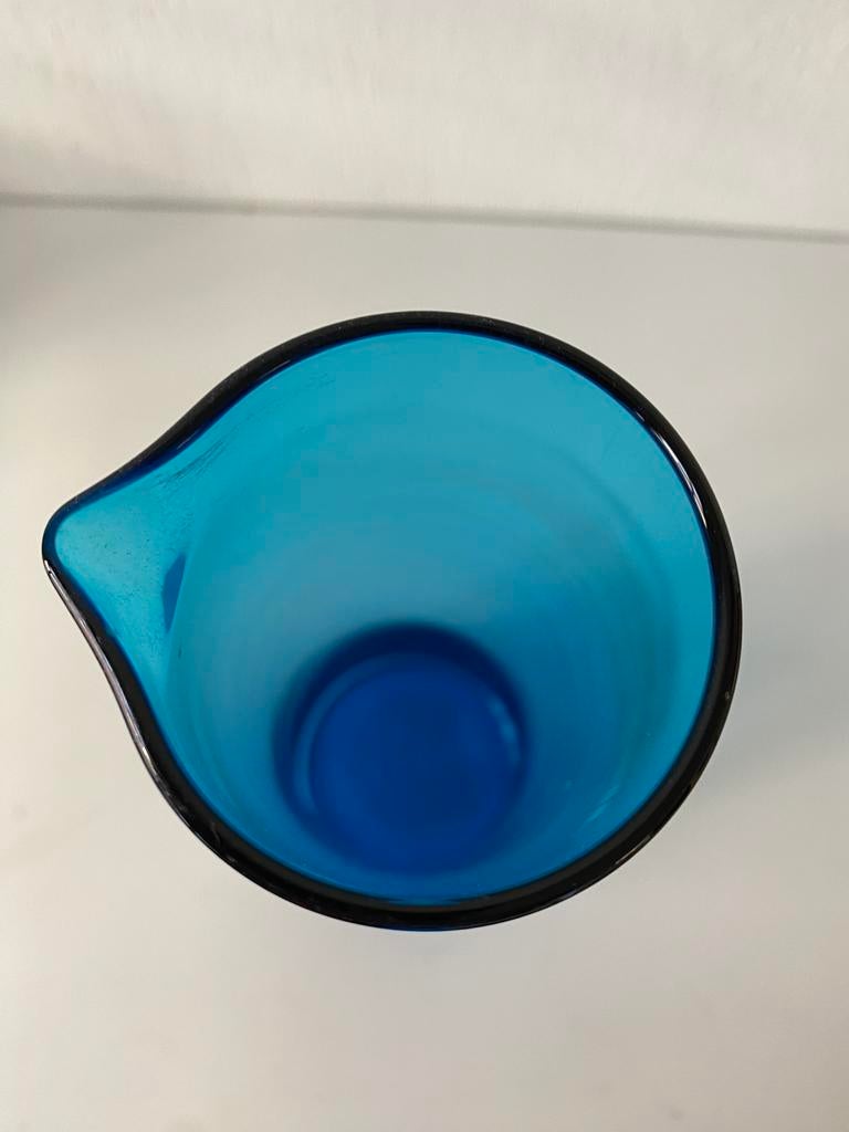 Iittala blauw glazen vaas / waterkan Essence, Gebruikt, Finland, Blauw, Ophalen of Verzenden