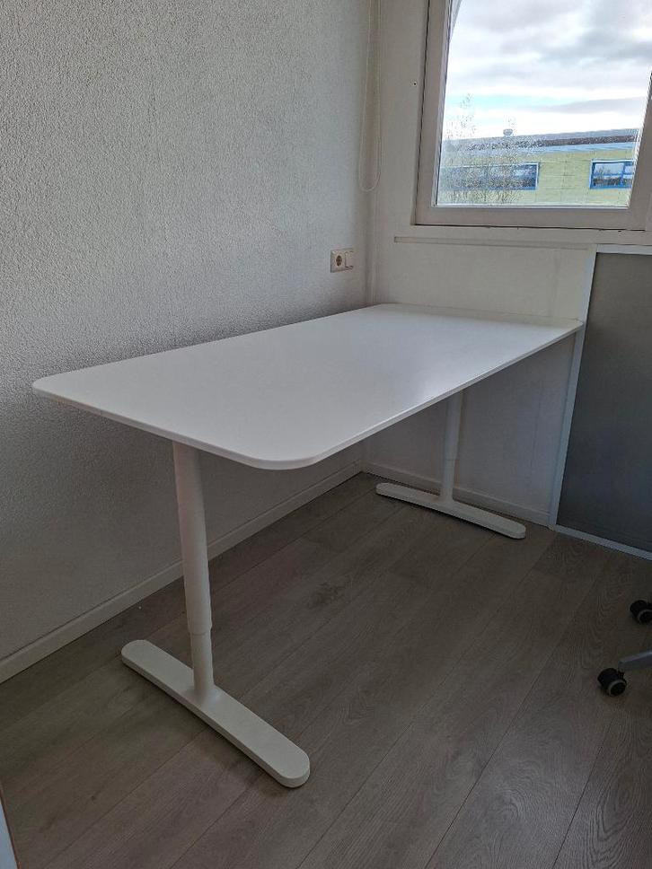Ikea bureau Bekant wit, Huis en Inrichting, Bureaus, Gebruikt, Bureau, In hoogte verstelbaar, Ophalen