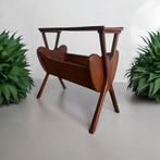 Vintage teaken magazinehouder / bijzettafel  'Van Teeffelen', Antiek en Kunst, Antiek | Meubels | Tafels, Ophalen