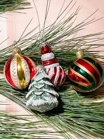 Oude kleine gekleurde kerstballen beschikbaar voor biedingen