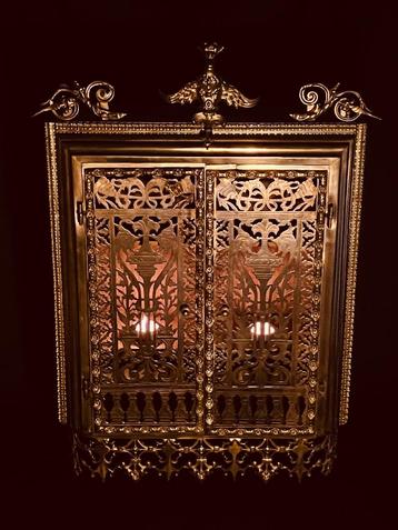 Koperen tabernakel uit religieuze instelling  beschikbaar voor biedingen