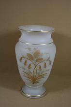 Antiek opalien glazen vaas met goud, Antiek en Kunst, Antiek | Vazen, Ophalen of Verzenden