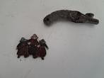 Musket pistool en klederdracht embleem bodemvondsten., Ophalen of Verzenden, Landmacht, Nederland, Embleem of Badge