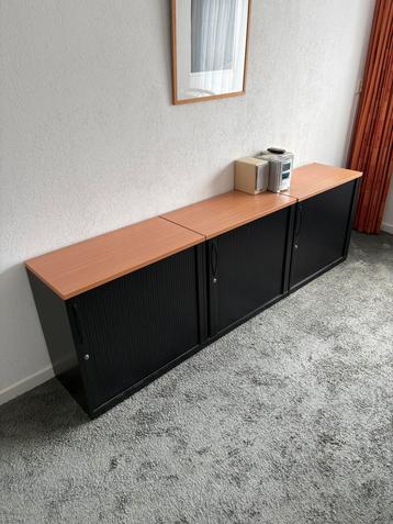 Bureau in hoogte verstelbaar en opbergkasten met rolpanelen beschikbaar voor biedingen