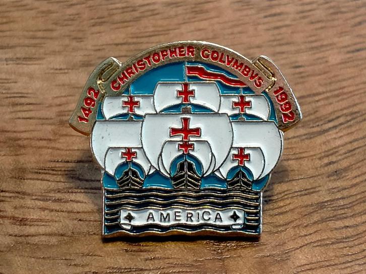 Christopher Columbus schip ontdekking Amerika pin logo 3, Verzamelen, Speldjes, Pins en Buttons, Gebruikt, Ophalen of Verzenden