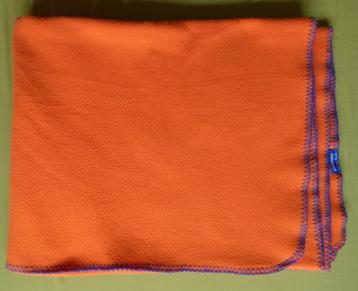 Oranje fleece deken beschikbaar voor biedingen