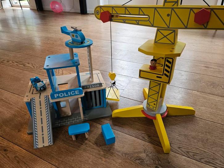 Houten Speelgoed Hijskraan & Politiebureau, Kinderen en Baby's, Speelgoed | Houten speelgoed, Gebruikt, Overige typen, Ophalen of Verzenden