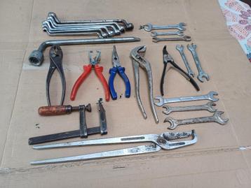 Diverse handgereedschap, tangen, ring-en steek sleutels beschikbaar voor biedingen
