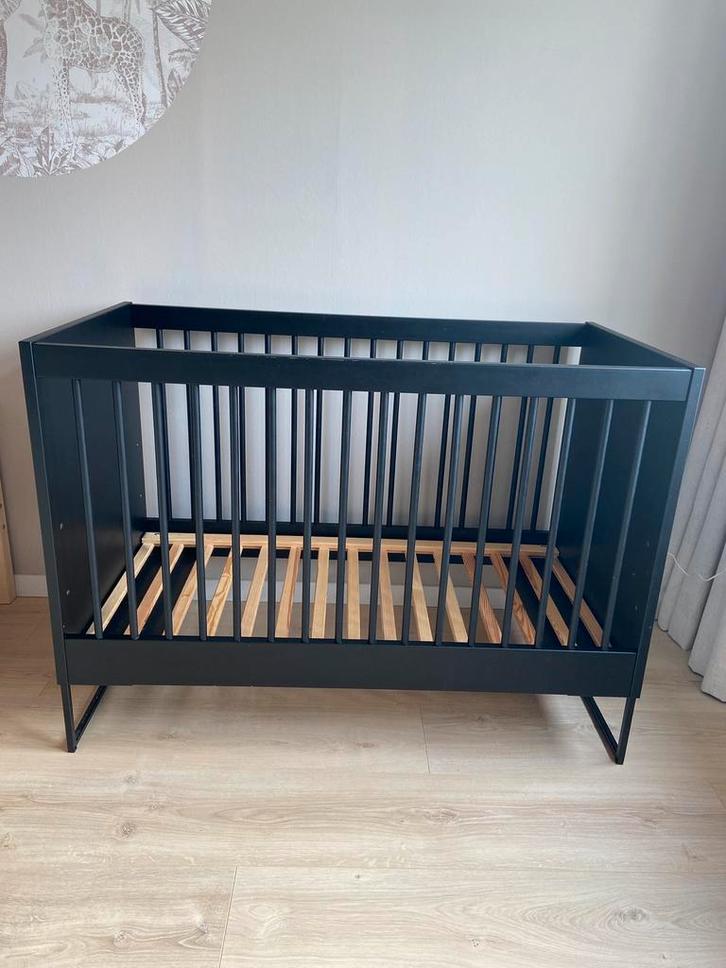 Ledikant &Commode Kidsmill Zwart Intens ll+Aerosleepmatras, Kinderen en Baby's, Babywiegjes en Ledikanten, Gebruikt, Ledikant