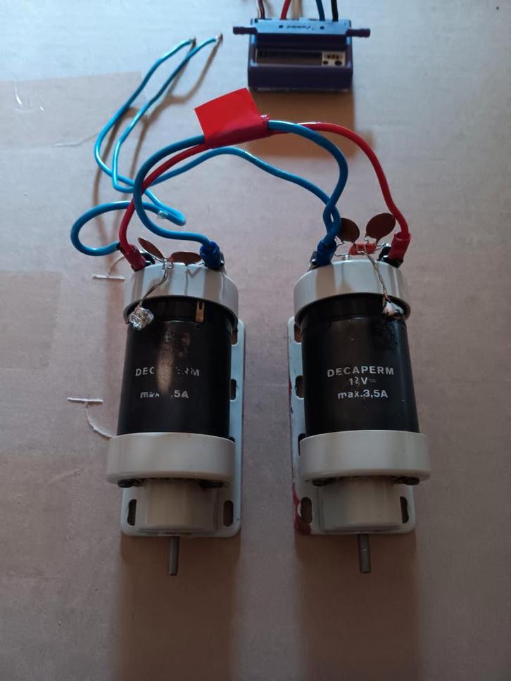 Als nieuw 2 Decaperm 12V motoren, Robbe Rokraft regelaar, Hobby en Vrije tijd, Modelbouw | Boten en Schepen, Zo goed als nieuw