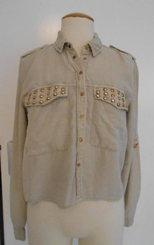 Stadivarius blouse met studs licht kaki mt S, Kleding | Dames, Blouses en Tunieken, Zo goed als nieuw, Maat 36 (S), Groen, Ophalen