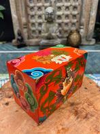 Tibetaans kistje Tibet kist handbeschilderd 17,5 cm, Nieuw, Minder dan 50 cm, Ophalen of Verzenden, https://verburgtvintage.nl/#contact