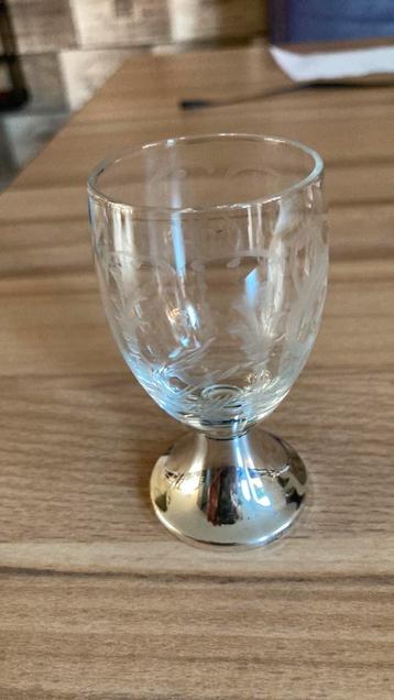 borrelglaasje op zilver voetje beschikbaar voor biedingen