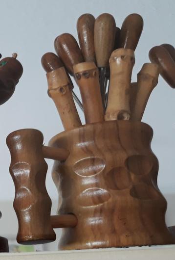 Houten bierpul met houten cocktailprikkers beschikbaar voor biedingen